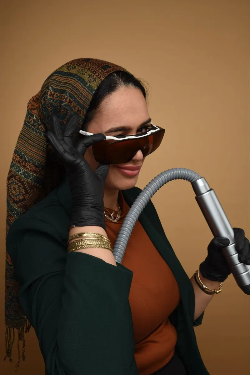 סיון חן עם מכשיר לייזר להסרת איפור קבוע וקעקועי גבות